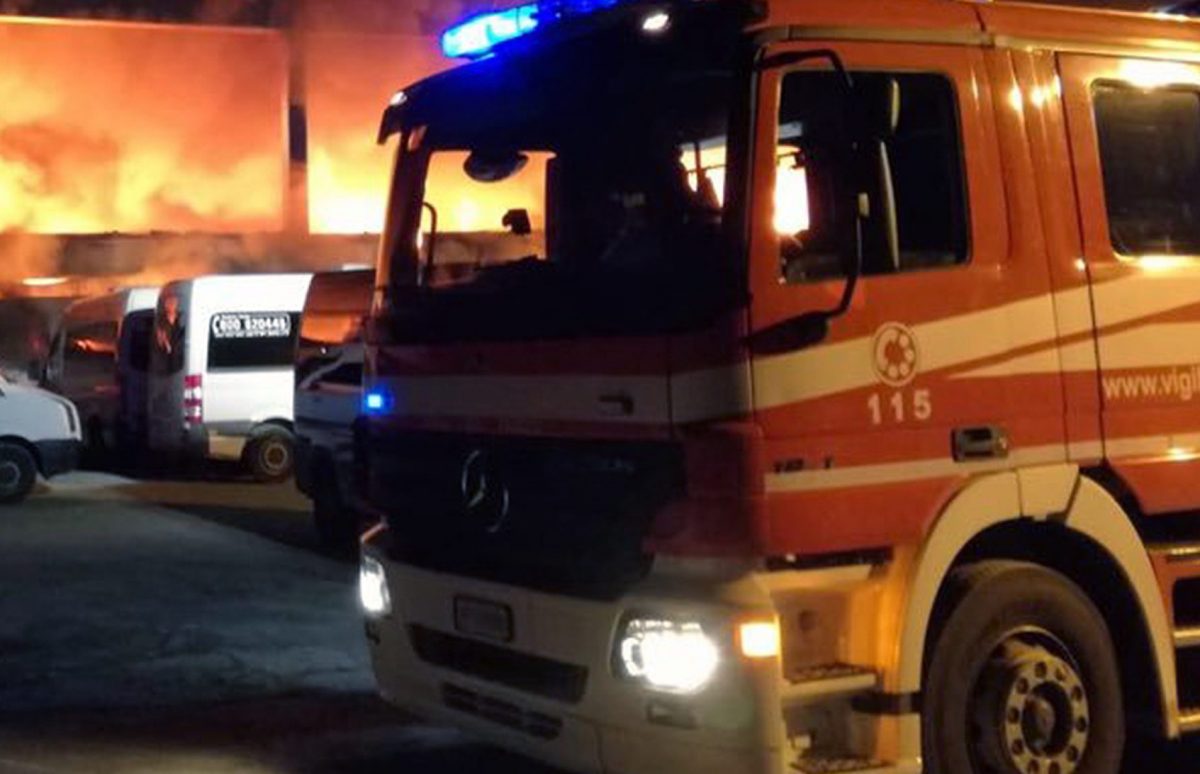 Incendio a Milano, fiamme a Quarto Oggiaro: 4 persone in ospedale