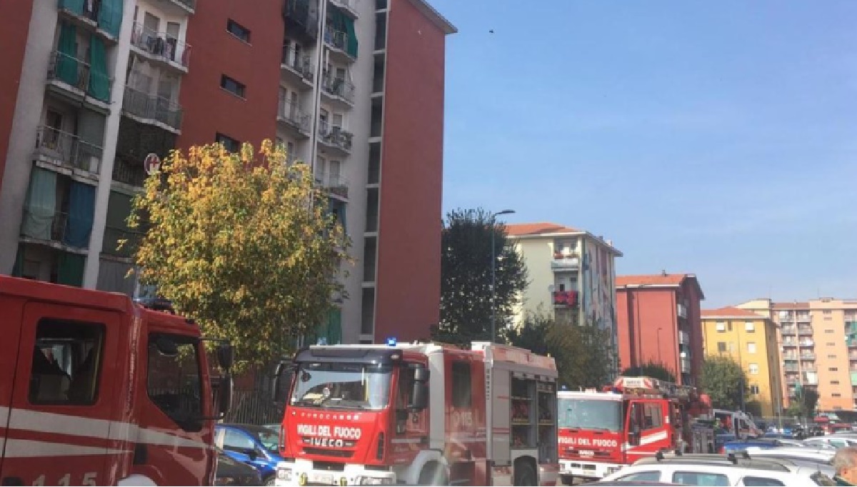 Incendio in una palazzina a Milano: evacuate circa 30 persone