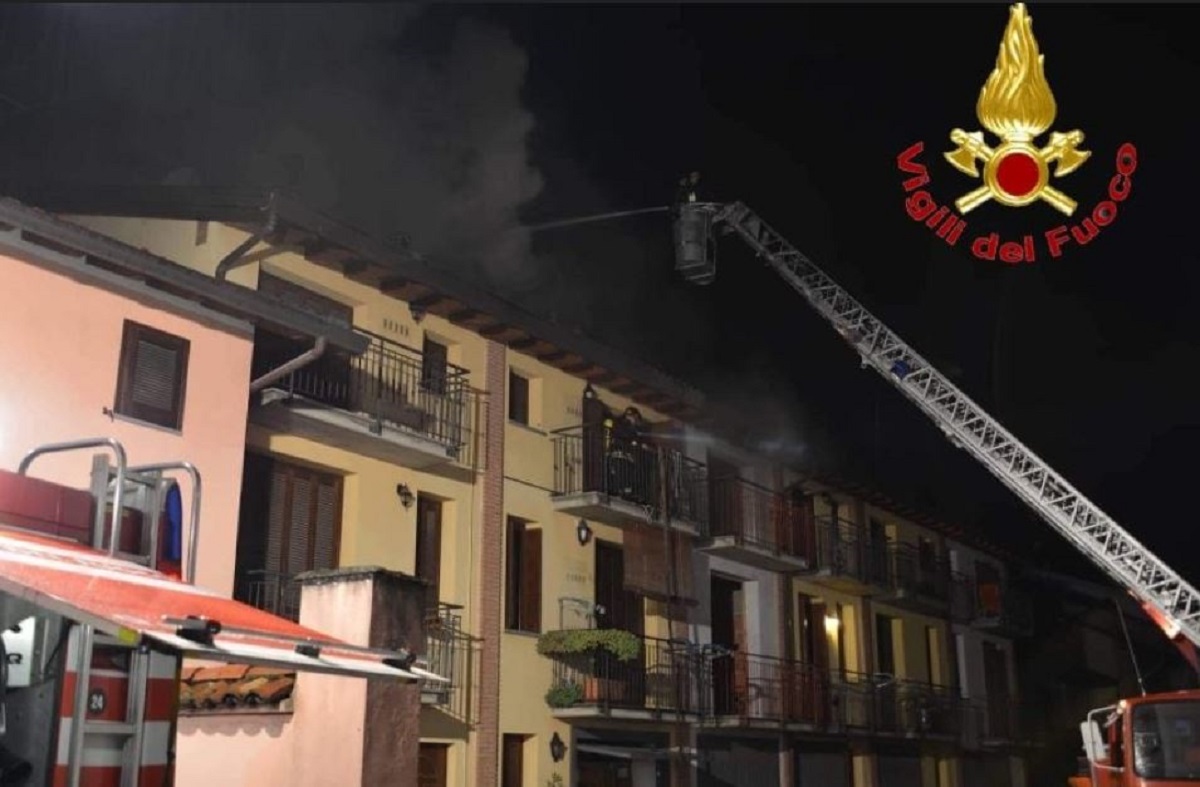 Incendio in una palazzina: famiglie evacuate nella notte