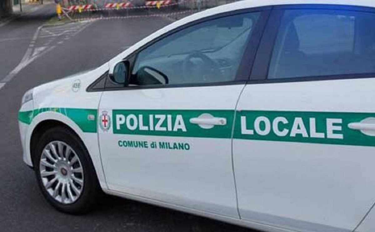 Incidente in Piazzale Martini: auto finisce in un ristorante