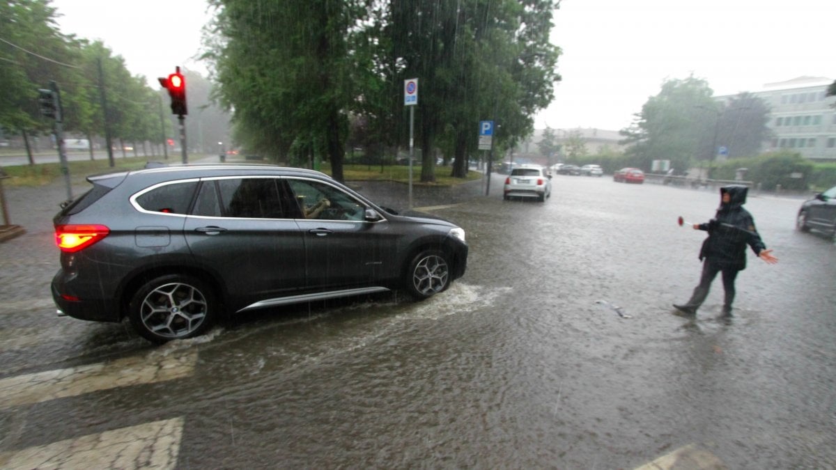 Meteo Milano, allerta gialla: viale Fulvio Testi chiuso per allagamento