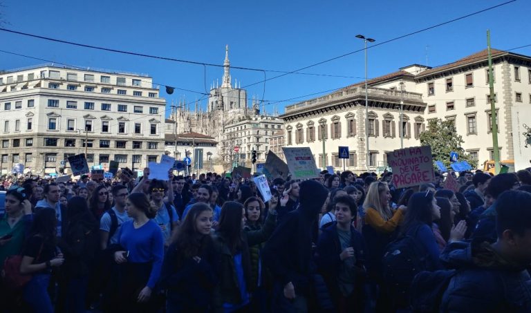 Manifestazione di studenti nel centro di Milano: strade chiuse e modifiche Atm