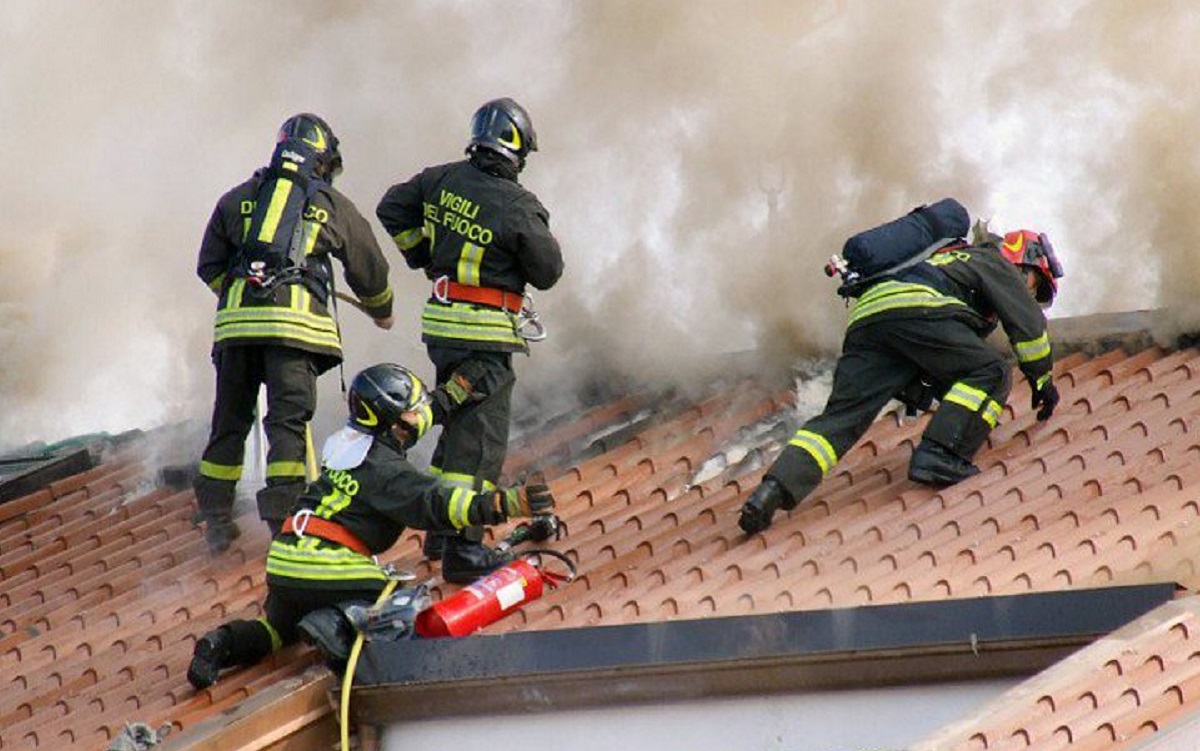 Milano, incendio in via Morimondo: in fiamme palazzina di tre piani