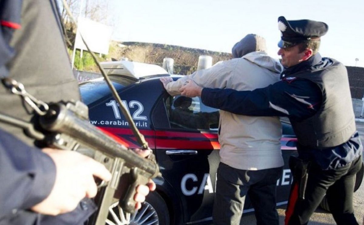 Minacce alla ex, arrestato 26enne: in macchina aveva una sciabola