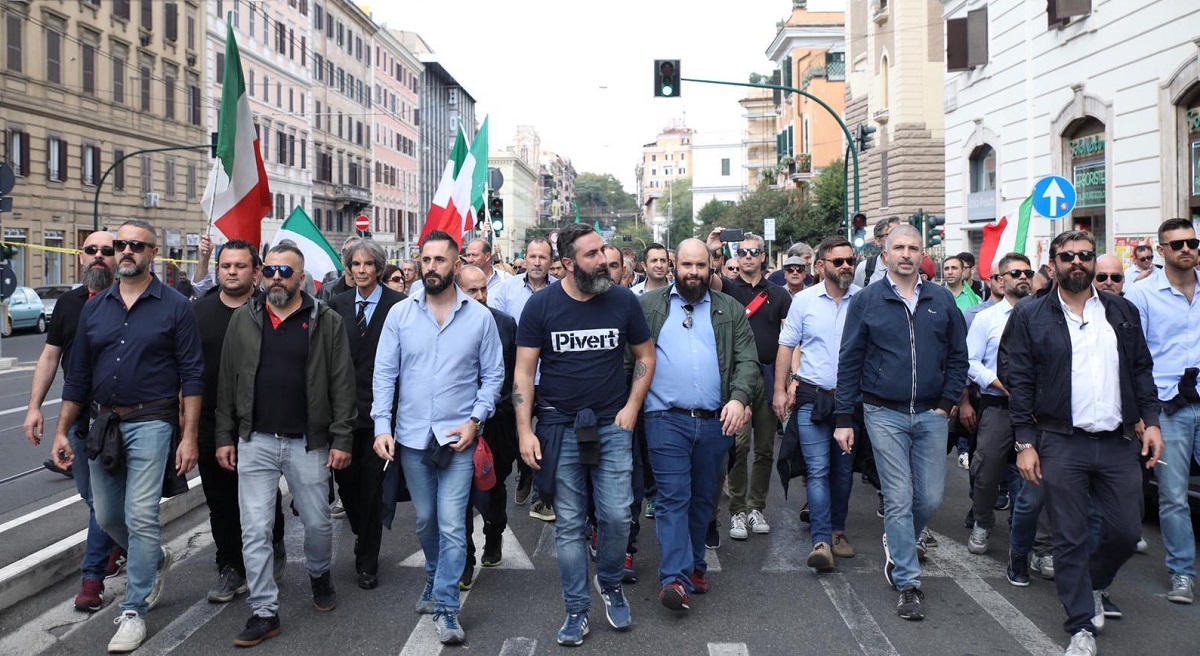 Picchiato da militanti di Casapound a Milano dopo averli insultati