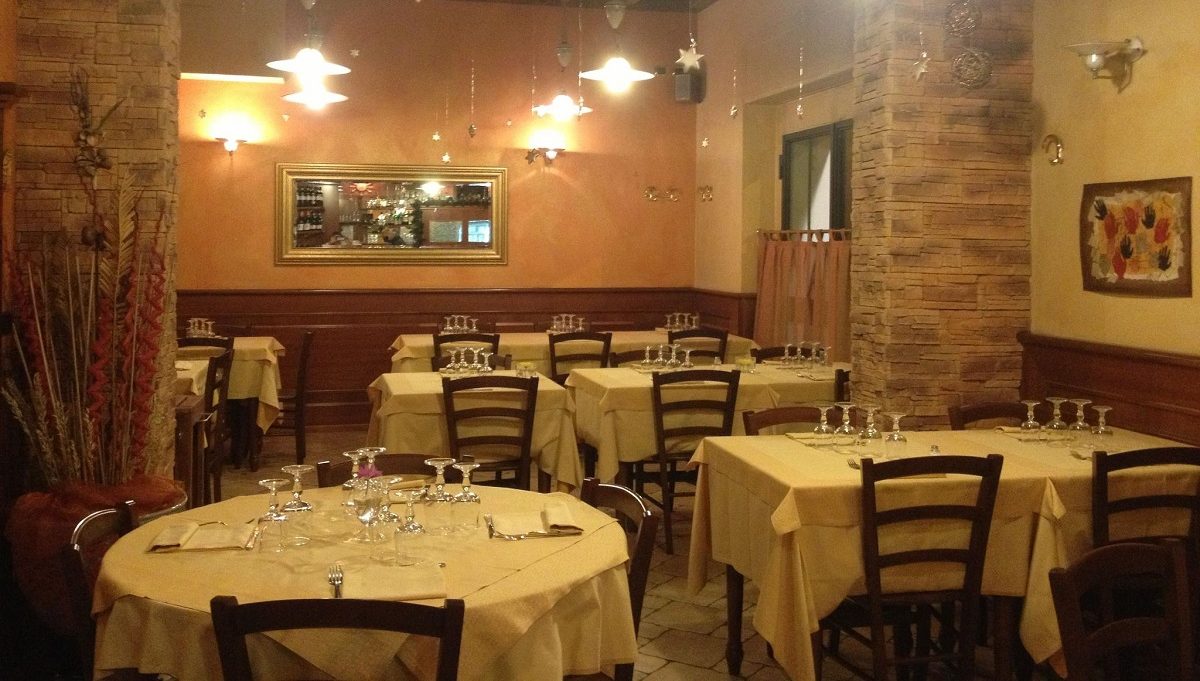Coronavirus, a Milano locali deserti: “Così chiudiamo”