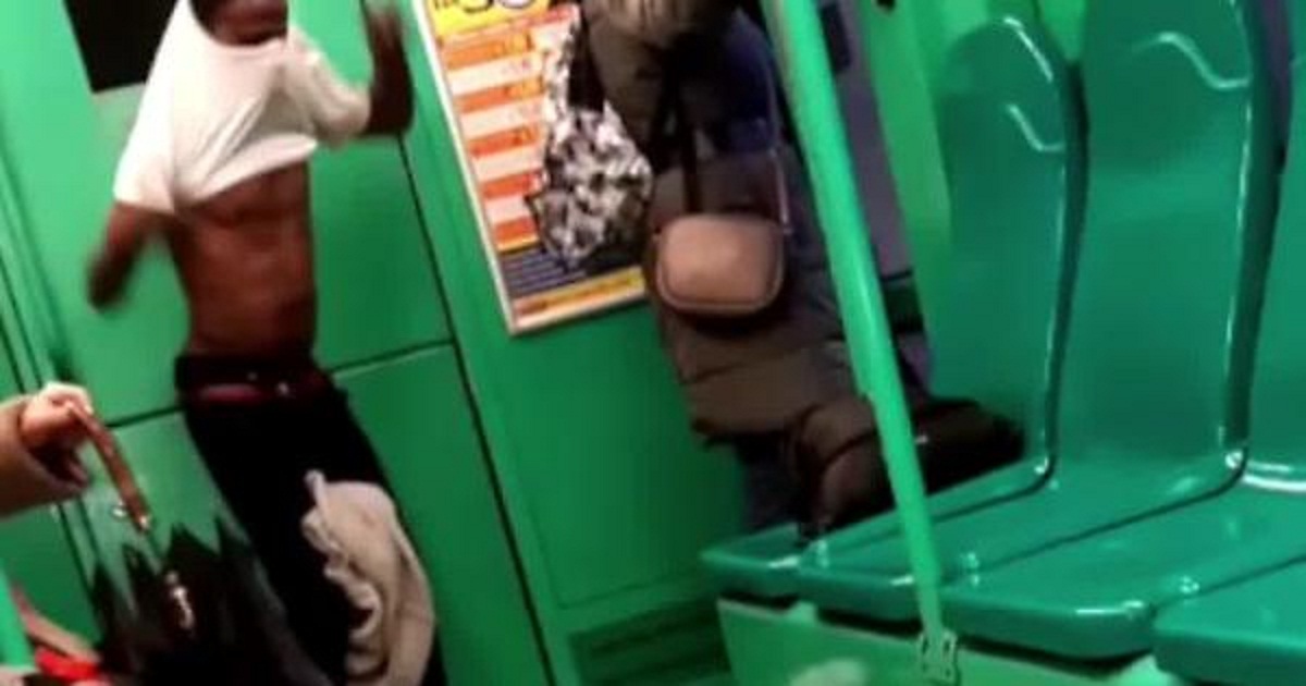Milano, immigrato si spoglia sul tram. Sardone: “La città di Sala”