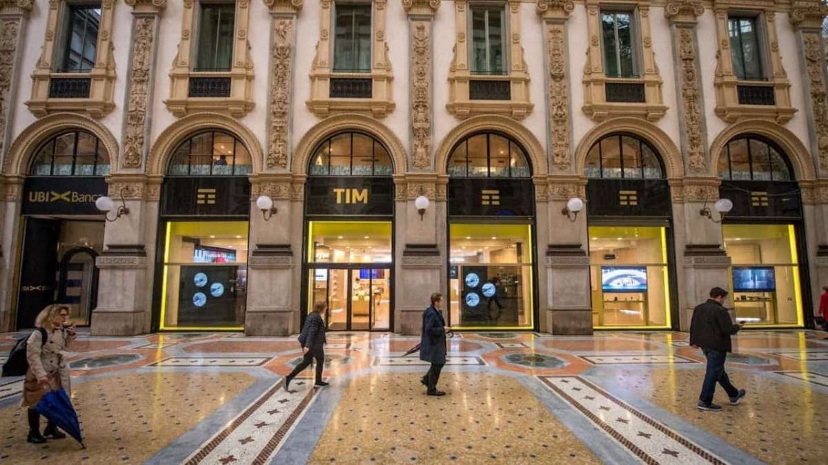 Milano, il negozio di calzature Fratelli Rossetti arriva in Galleria