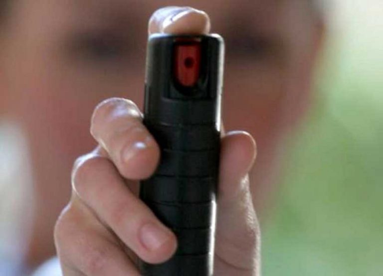 Spruzzano lo spray al peperoncino a scuola: 35 intossicati a Milano
