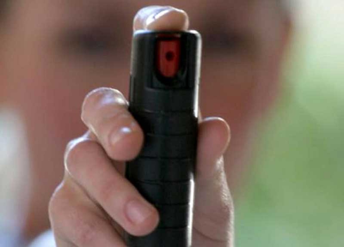 Spruzzano lo spray al peperoncino a scuola: 35 intossicati a Milano