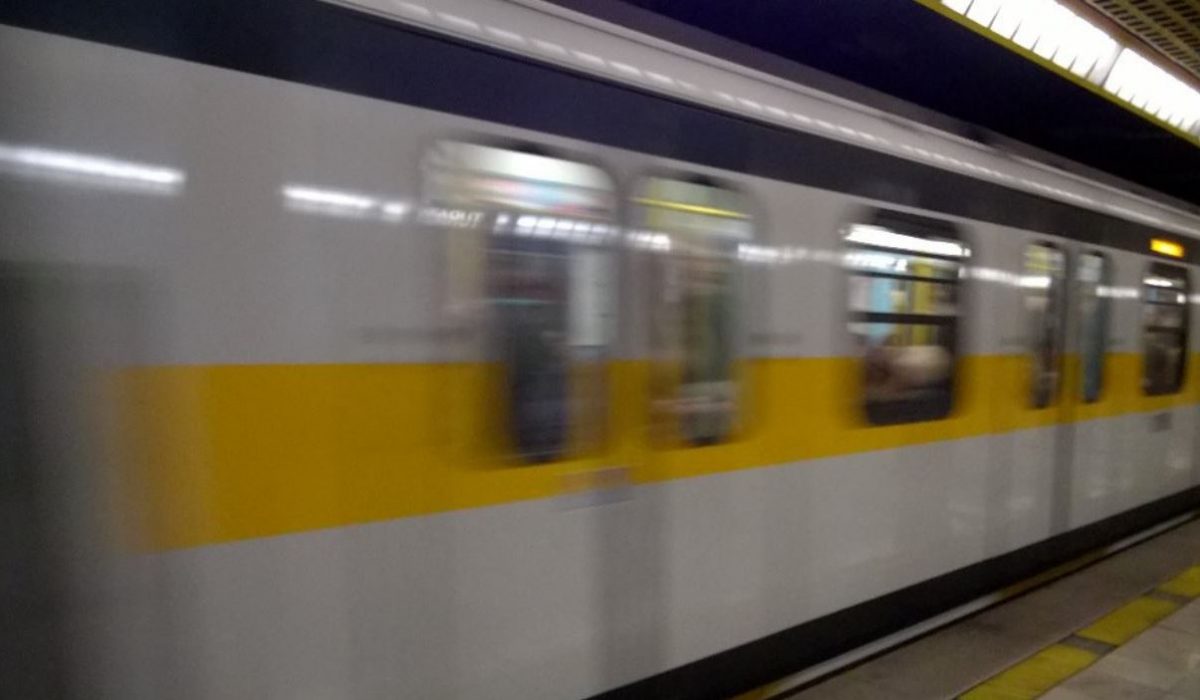 Suicidio metro gialla a Milano: morto 53enne