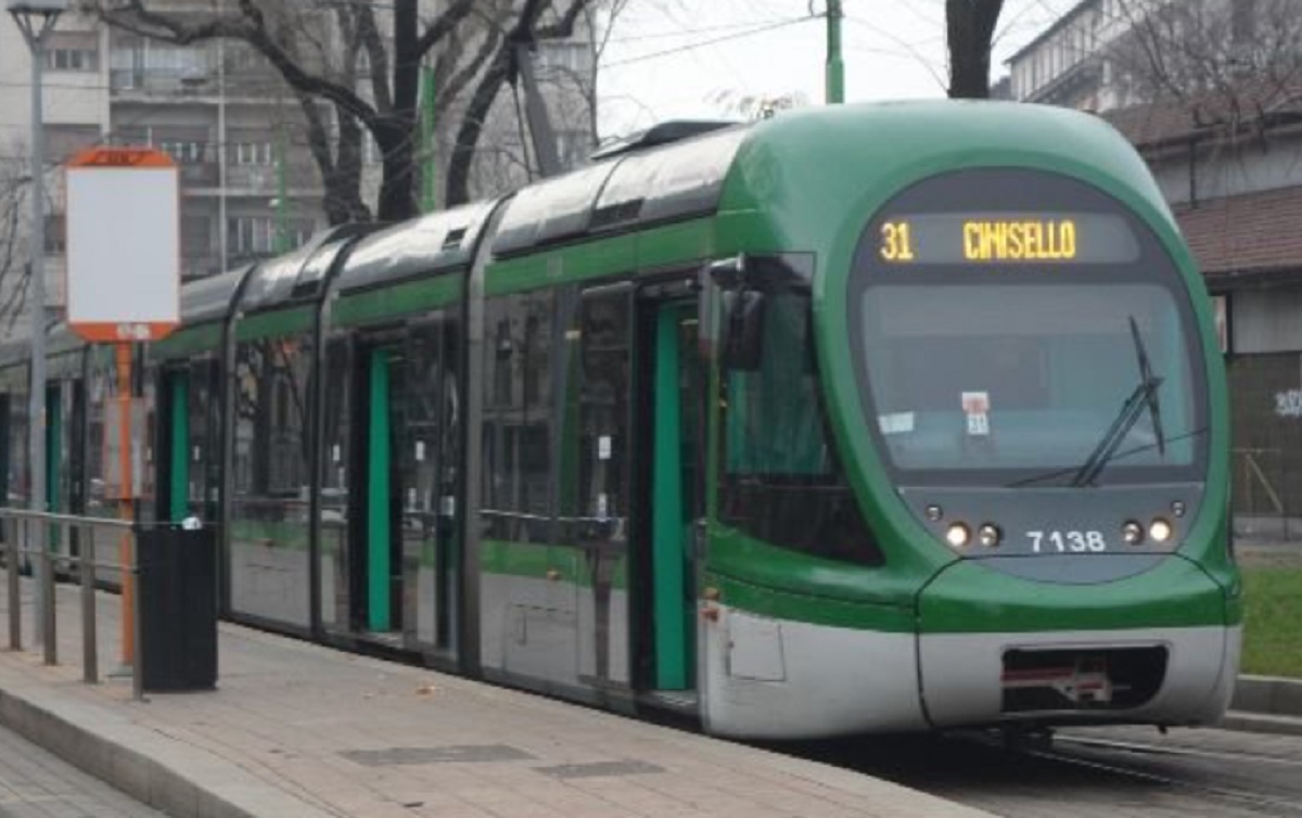 Tram travolge e uccide uomo di 45 anni in viale Fulvio Testi