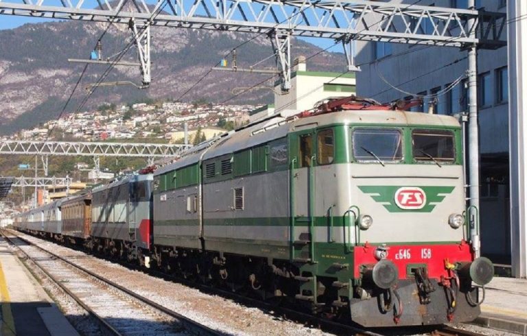 Il treno a vapore da Milano a Trento diretto ai mercatini di Natale