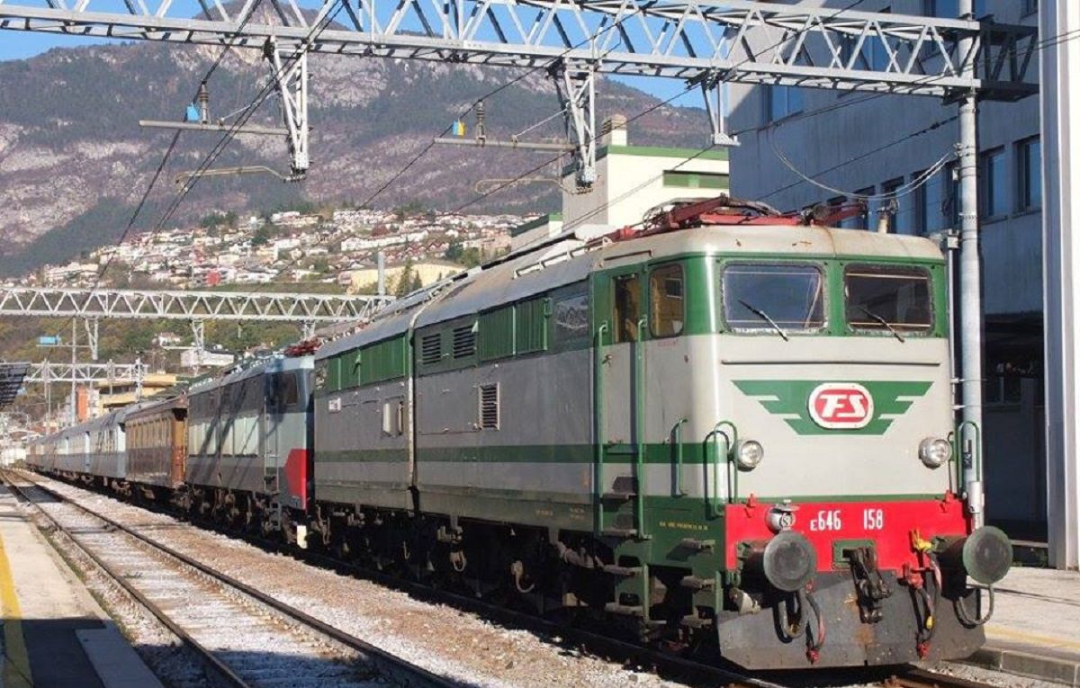 Il treno a vapore da Milano a Trento diretto ai mercatini di Natale