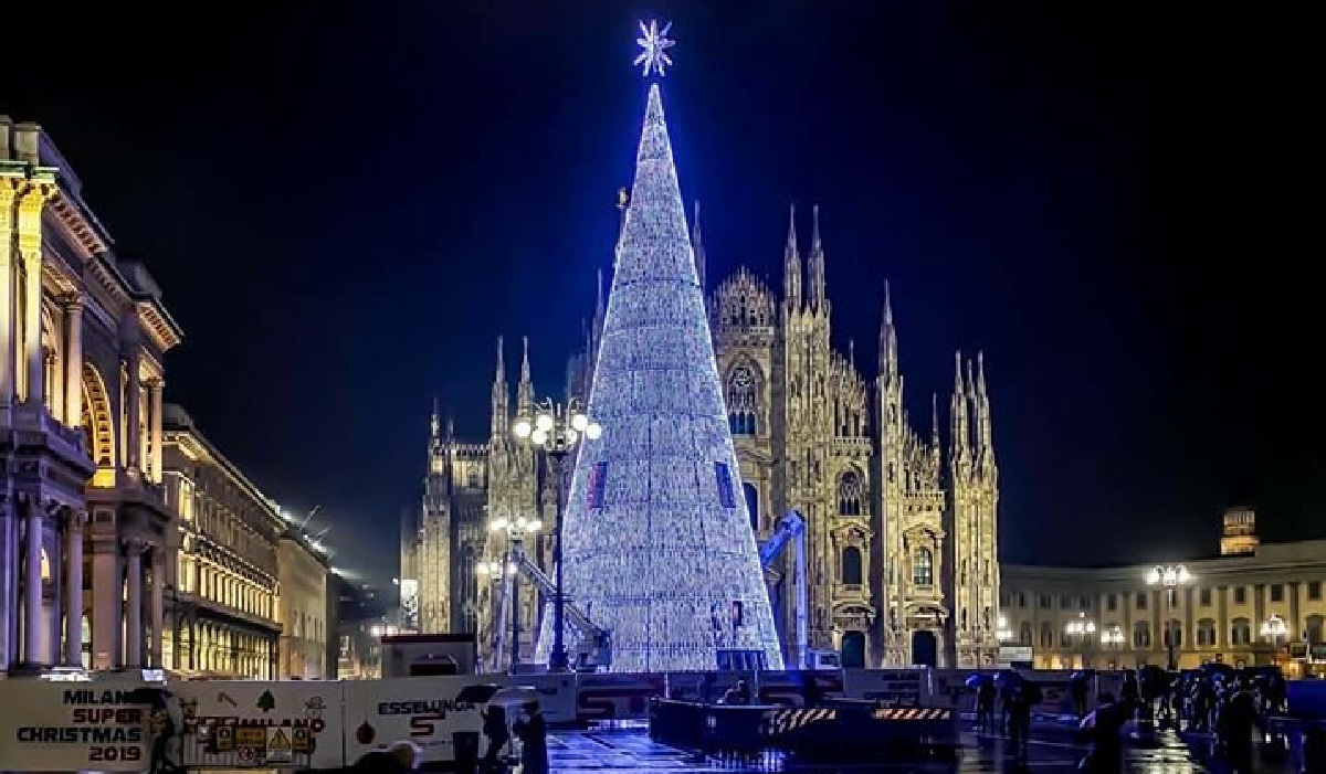 Natale 2021, da piazza Duomo alla Darsena: gli otto alberi che riempiranno la città