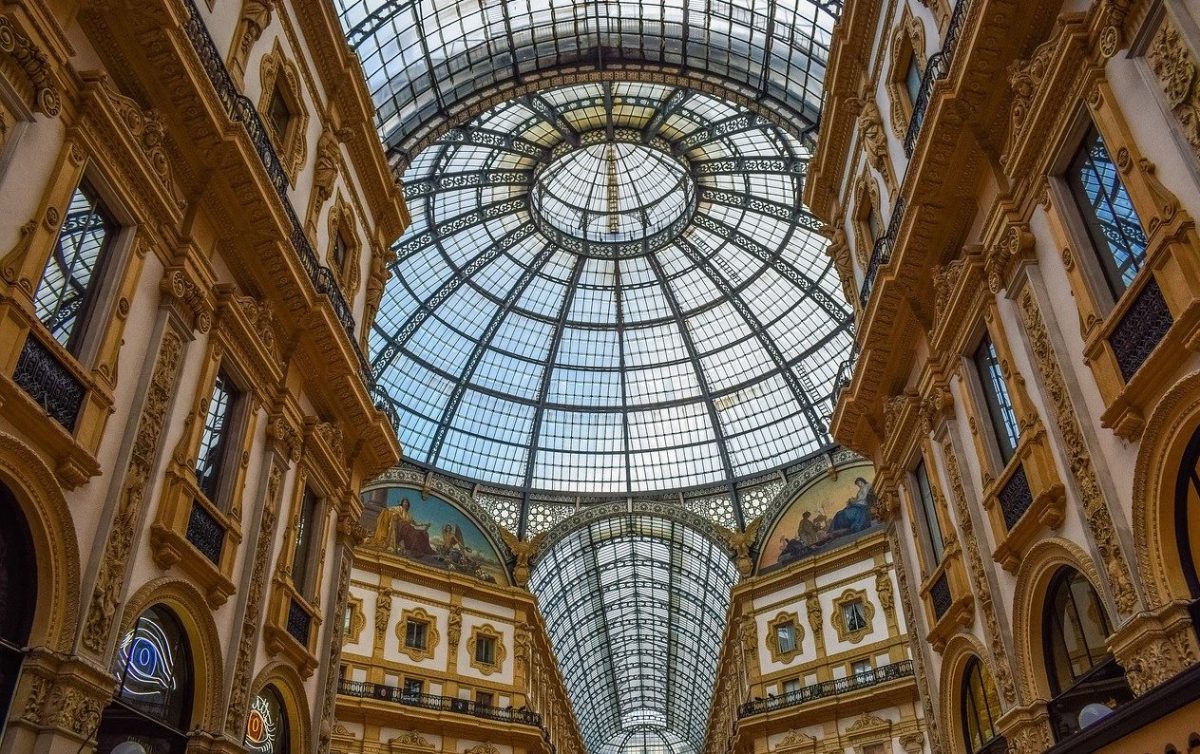 Nuova asta in Galleria Vittorio Emanuele per i negozi di Armani e Versace