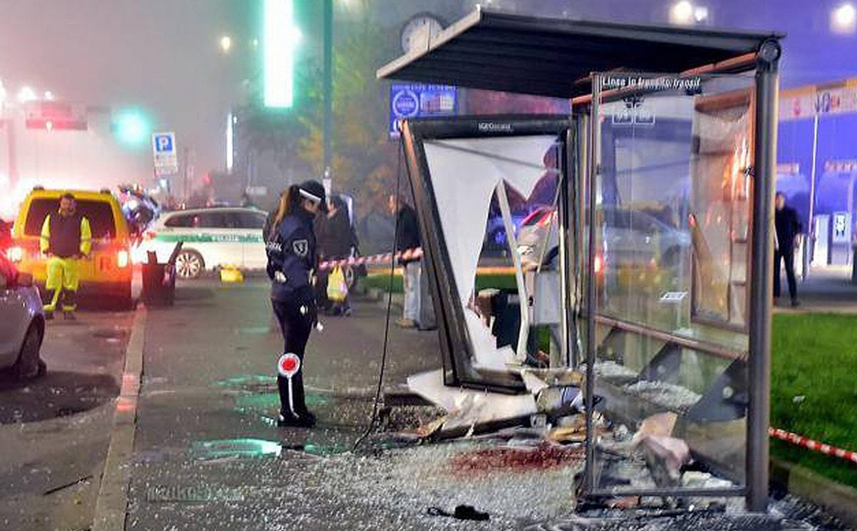Auto contro pensilina del bus: la 37enne guidava in stato di ebrezza