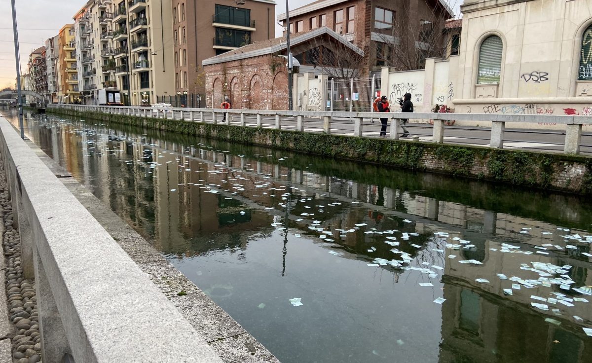 Fiume di banconote da cento euro nei Navigli: mistero a Milano