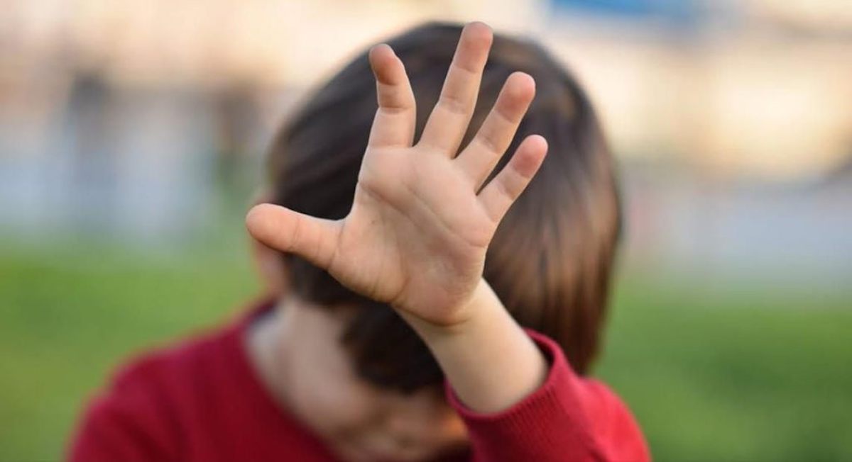 Bimbo di 9 anni cerca di buttarsi dalla finestra della scuola