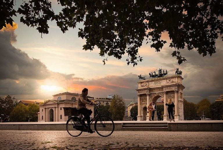 Milano si aggiudica il primato di città che usa meno auto in Lombardia