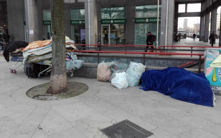 Clochard trovato morto a Milano: sospetta ipotermia
