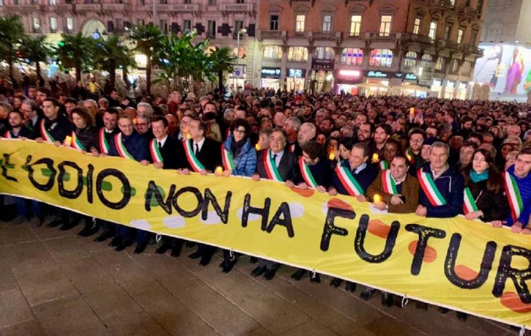 Sindaci in corteo a Milano per Liliana Segre: “L’odio non ha futuro”