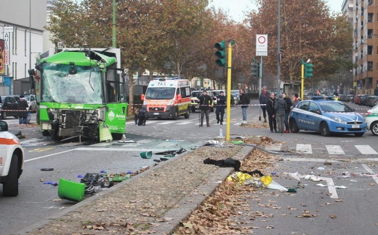 incidente filobus milano