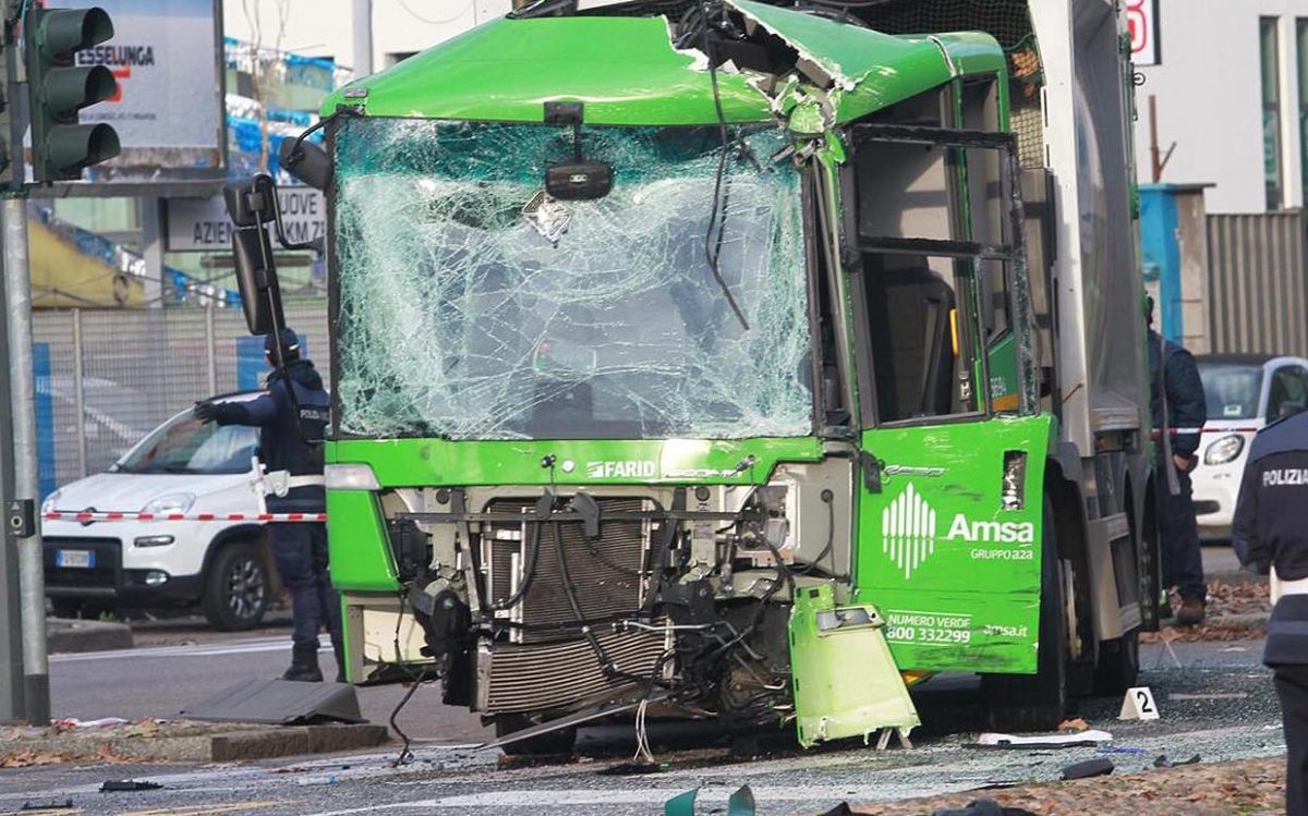Incidente filobus Milano, passeggera accusa autista: “Era al telefono”