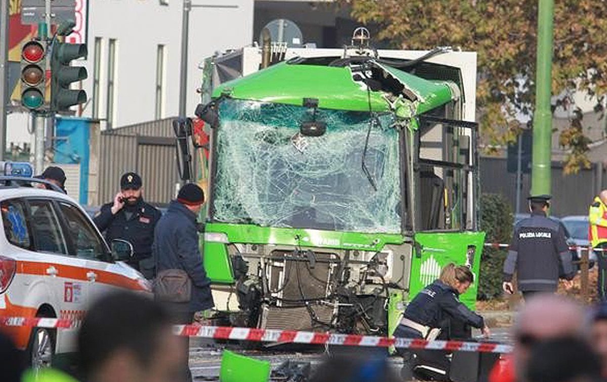 Incidente filobus, l’autista ai colleghi: “Ero distratto”
