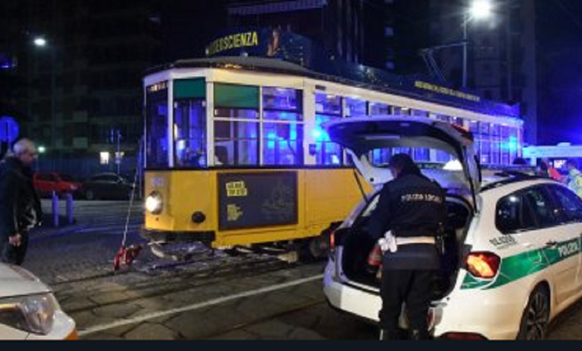 Incidente tra tram e minivan: feriti un ragazzo di 15 anni e una donna