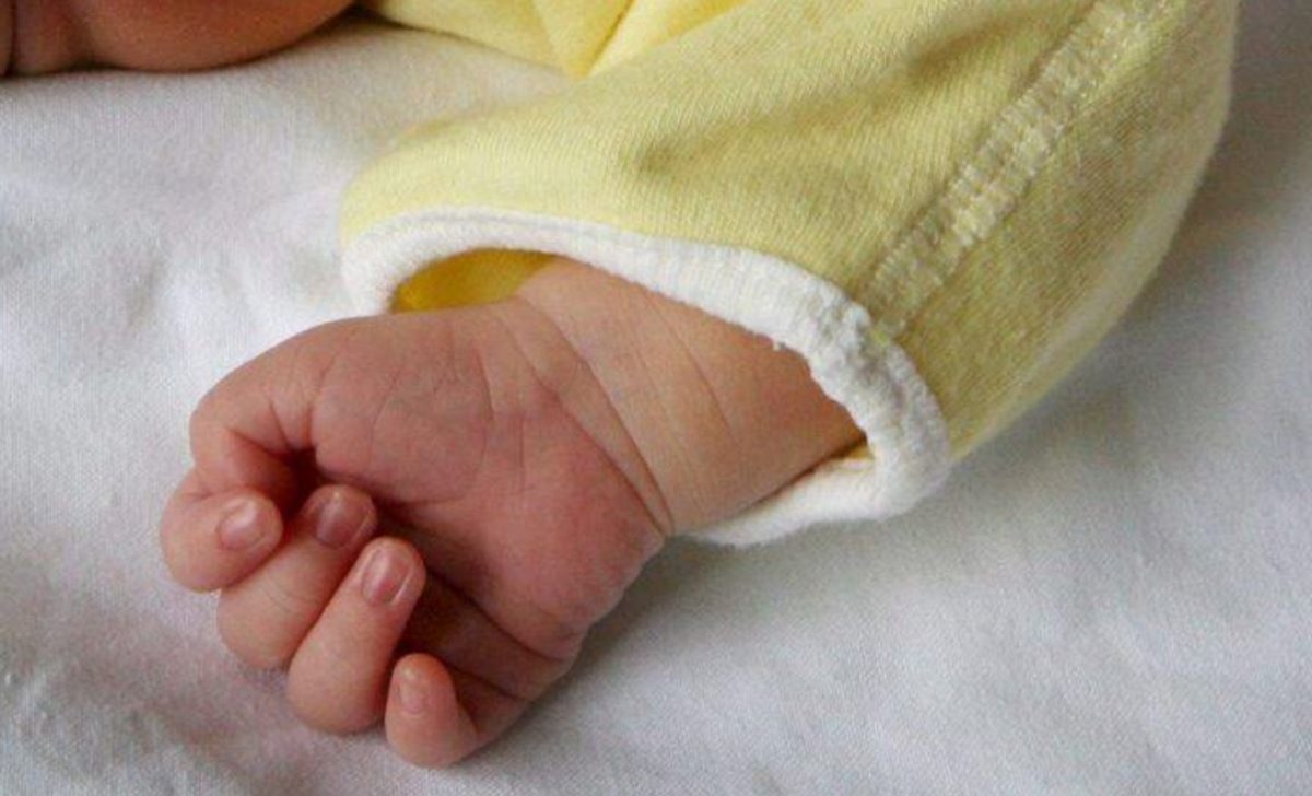 Partorisce in auto aiutata al cellulare: “miracolo” a Milano