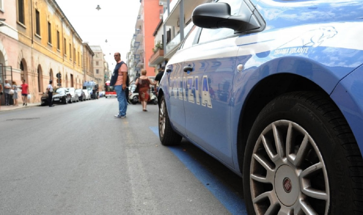 Picchia compagna 18enne incinta in strada: “Aveva tentato il suicidio”