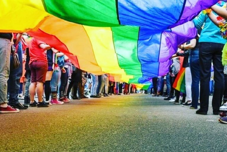 Gay Pride Milano 2020, la Regione contro il Pirellone illuminato: “È una baracconata”