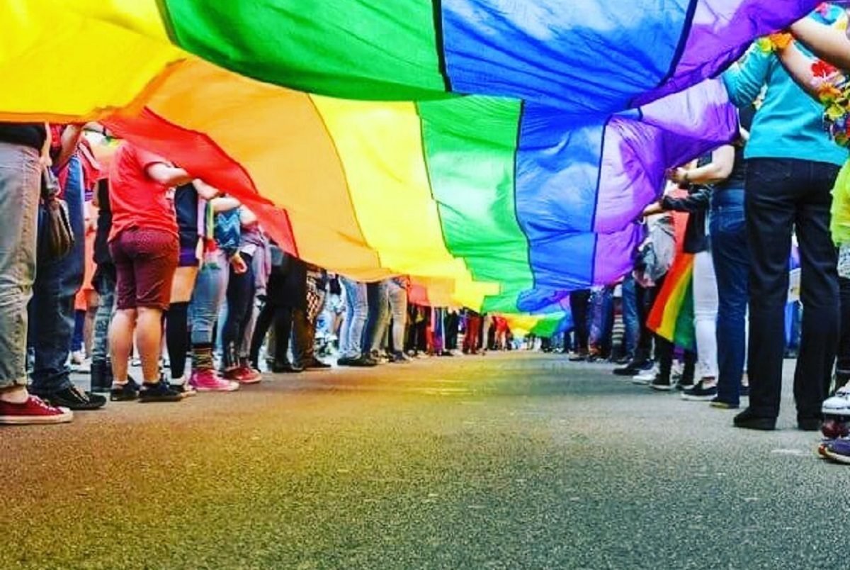 Gay Pride Milano 2020, la Regione contro il Pirellone illuminato: “È una baracconata”