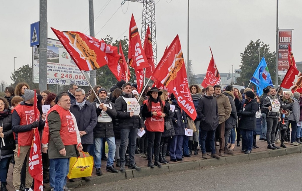 Protesta Conad: il gesto di solidarietà dei dipendenti di Rozzano
