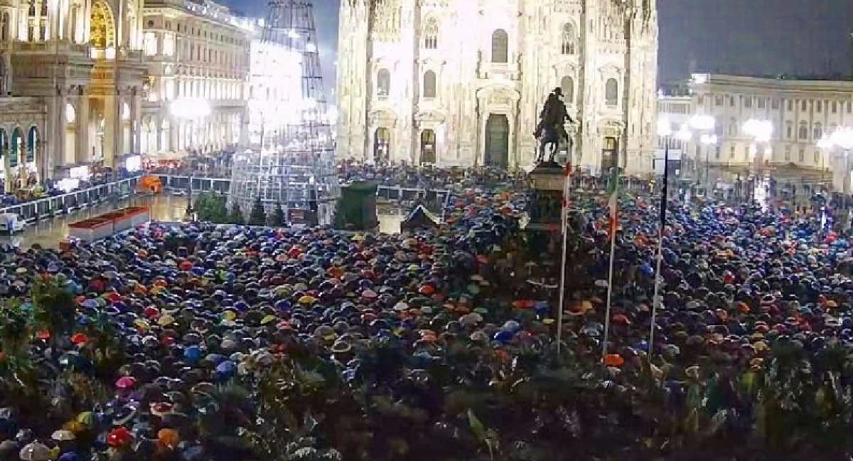 Sardine a Milano: flash mob spostato in Duomo per alta affluenza