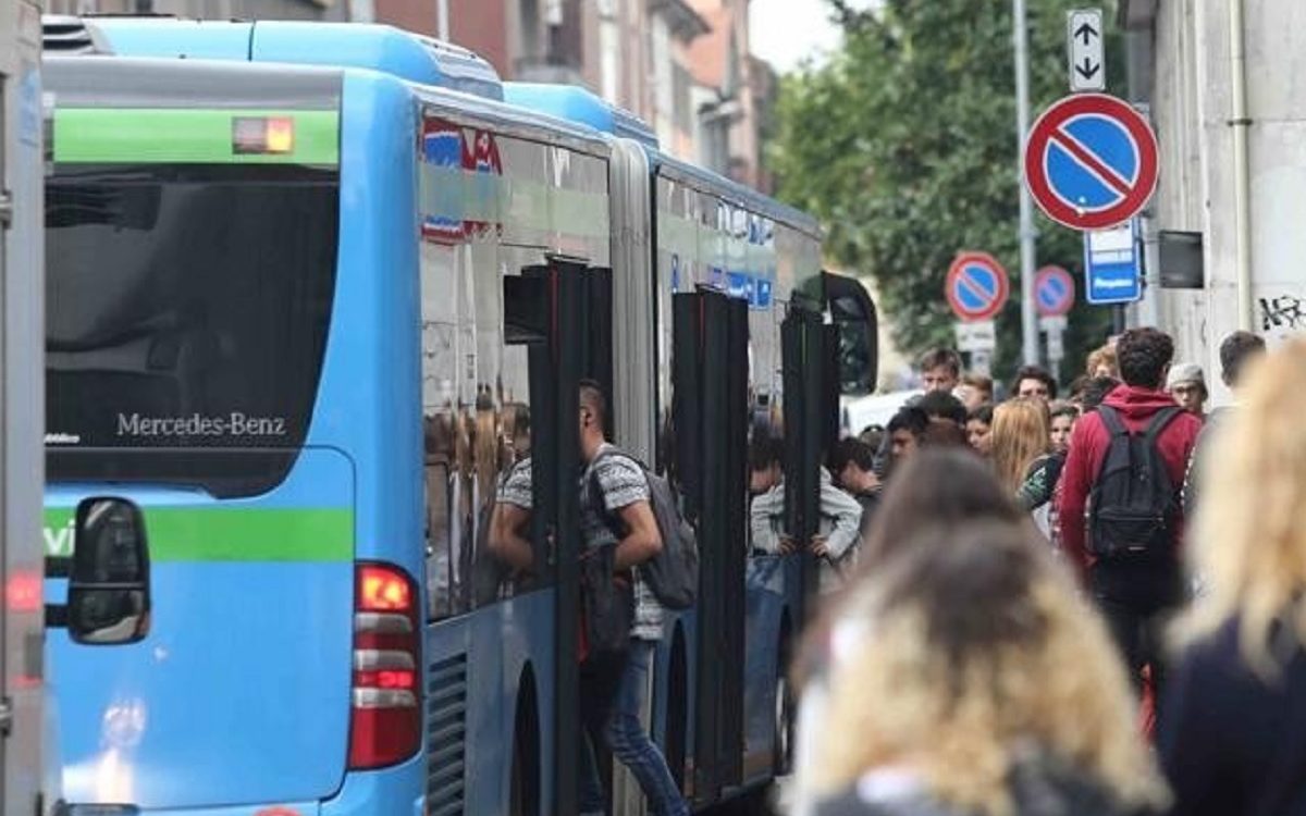 Prende a schiaffi un uomo che non la fa salire sul bus, ma è sordomuto