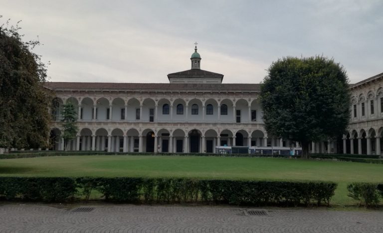 Statale di Milano, nuovo divieto: stop al fumo nei cortili degli edifici