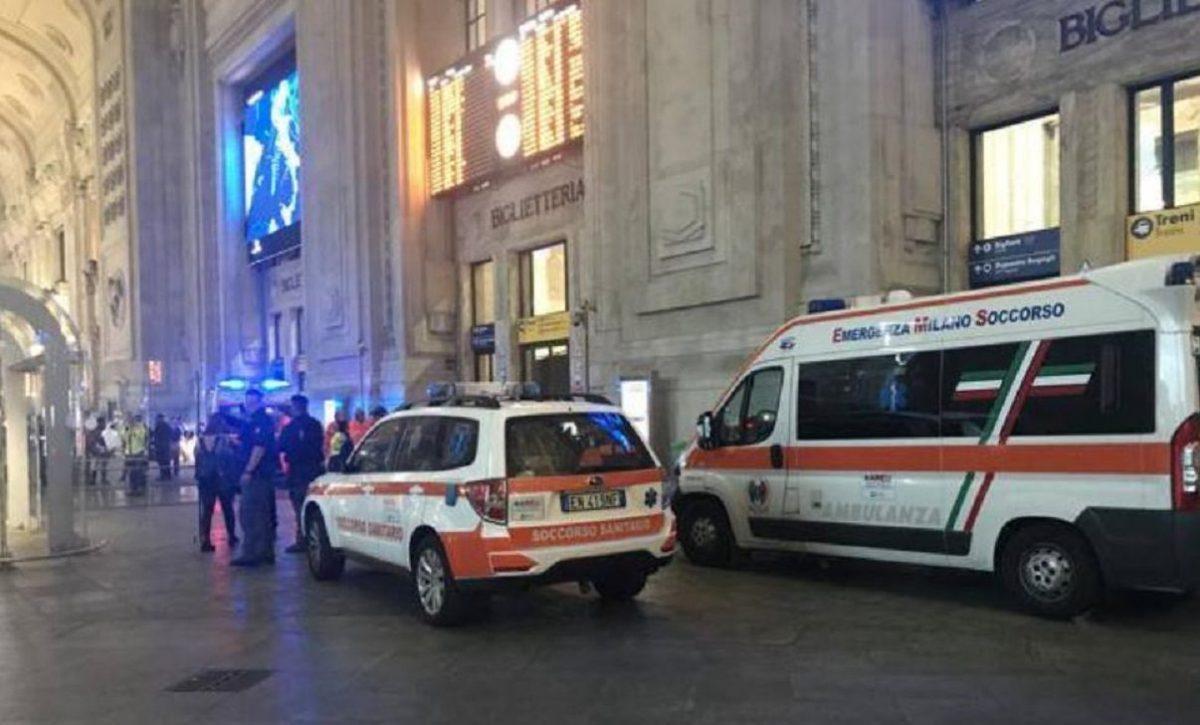 Stazione Centrale di Milano: uomo si accoltella a collo e addome