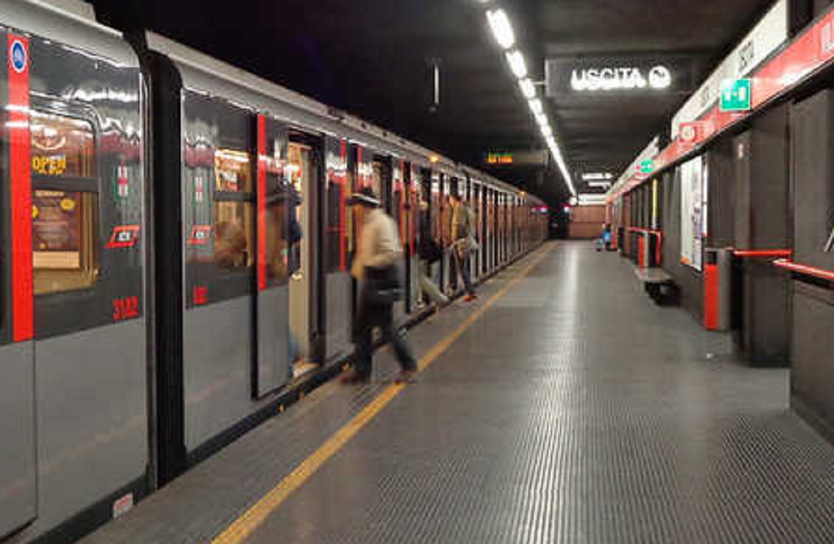Metro linea Rossa: circolazione sospesa per pochi minuti a causa di un malore