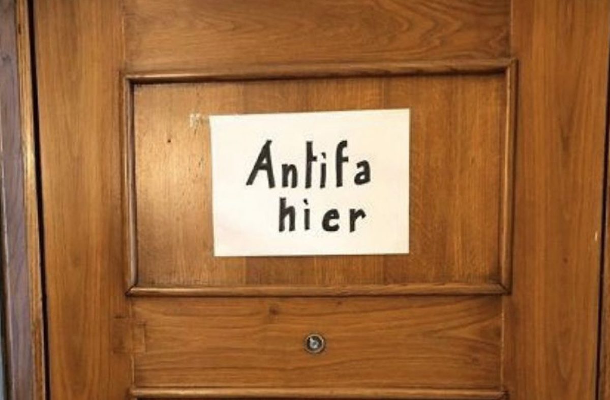Beppe Sala, cartello sulla porta di casa: “Qui vive un antifascista”