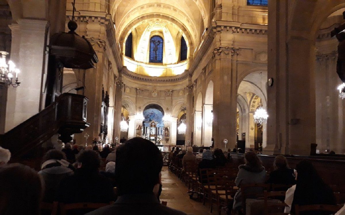 Entra in chiesa, bestemmia e insulta i fedeli: arrestato ventenne