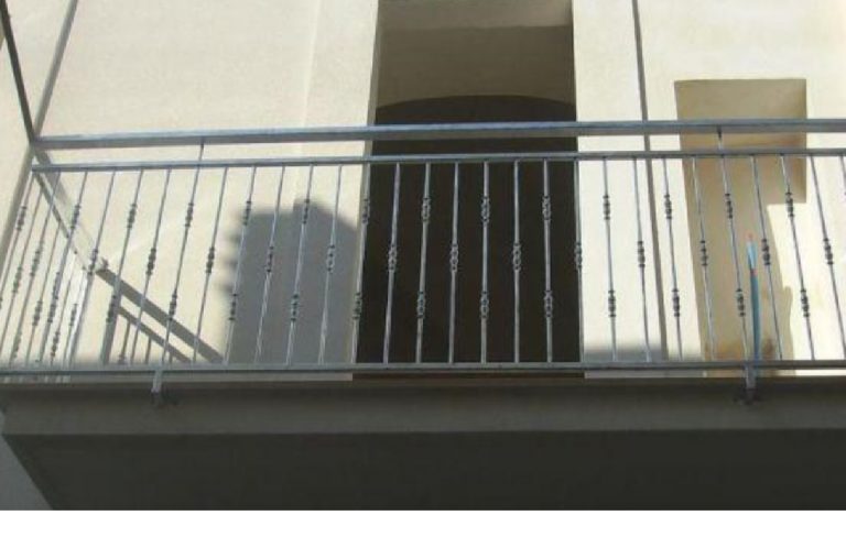 Bimba di 5 anni cade dal balcone in Via Pampuri: è in gravi condizioni