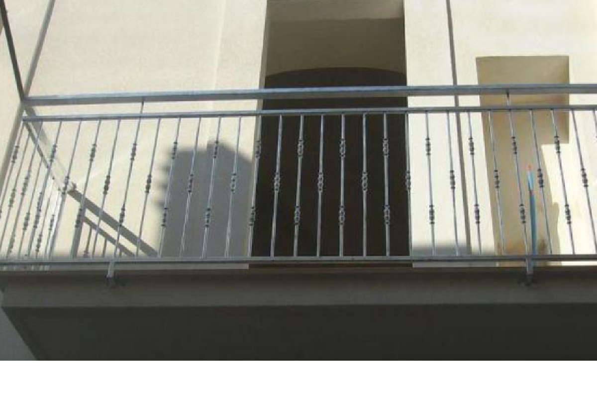 Bimba di 5 anni cade dal balcone in Via Pampuri: è in gravi condizioni