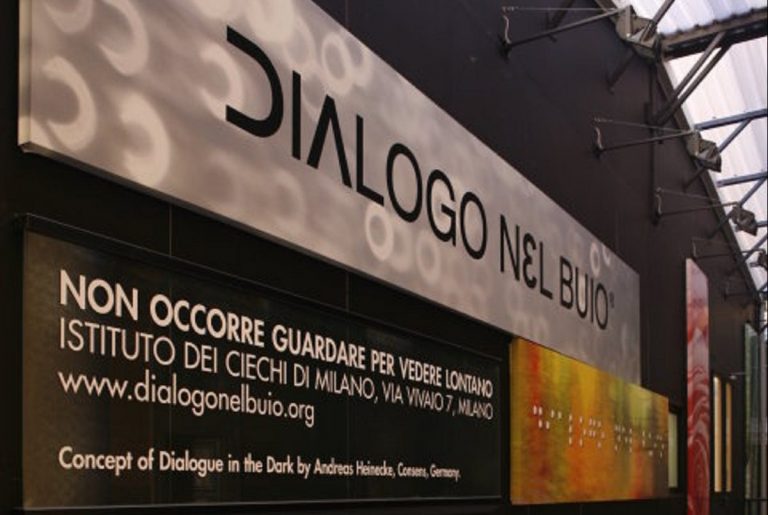 Dialogo nel buio a Milano: il percorso organizzato dall’Istituto dei ciechi