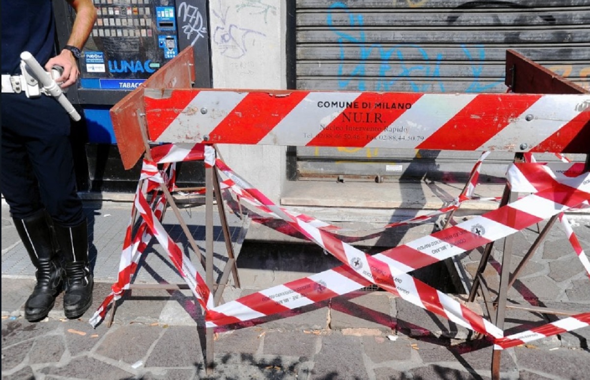 Donna cade in una grata in via Melchiorre Gioia: era stata manomessa