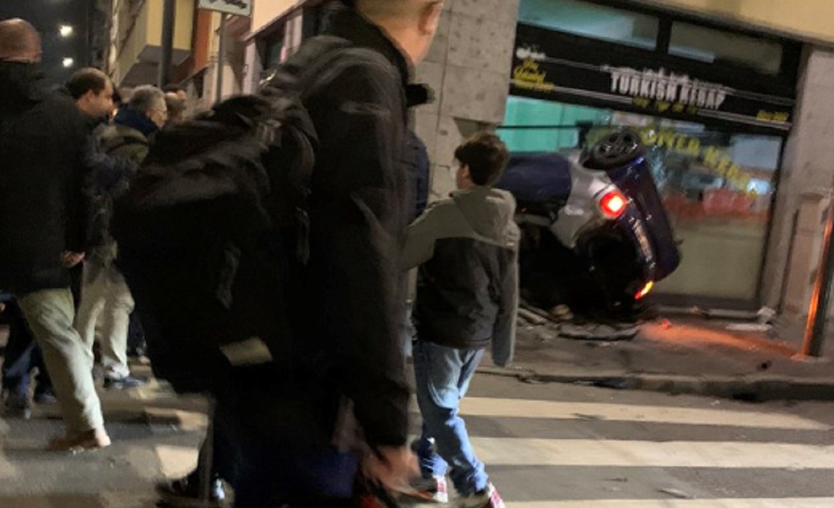 Incidente in Via Trevi: Smart si ribalta e finisce in un ristorante