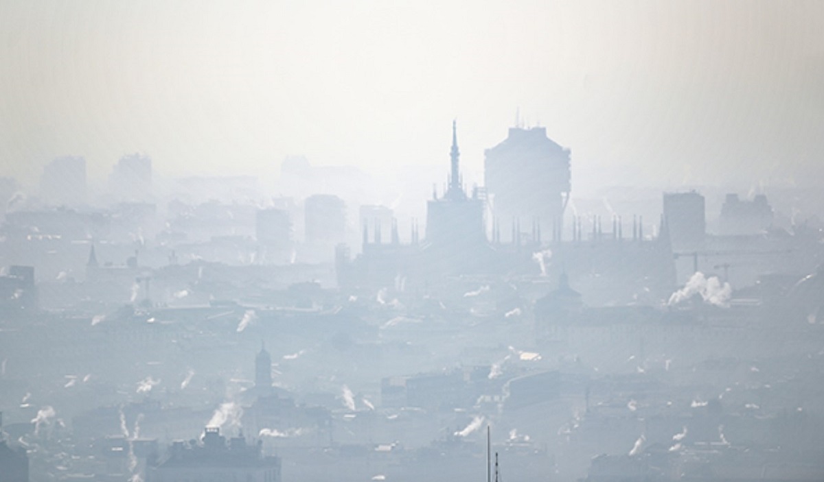 Milano è la città in cui si vive meglio, ma l’aria è irrespirabile: la polemica