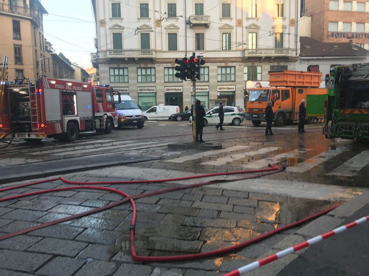 Incendio di un camion dell’Amsa vicino a Porta Ticinese