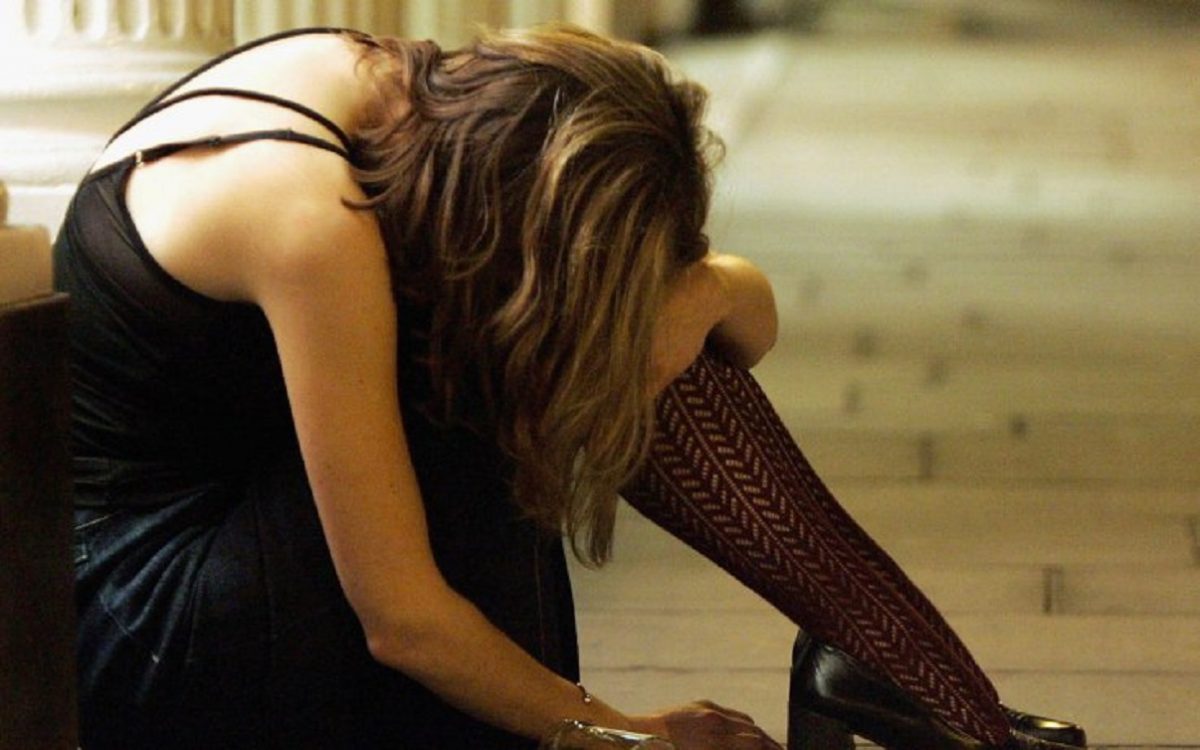Ragazza 17enne violentata dopo una serata insieme a madre e zia